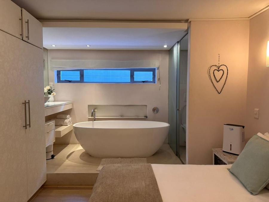 2 Bedroom Property for Sale in Vredehoek Western Cape